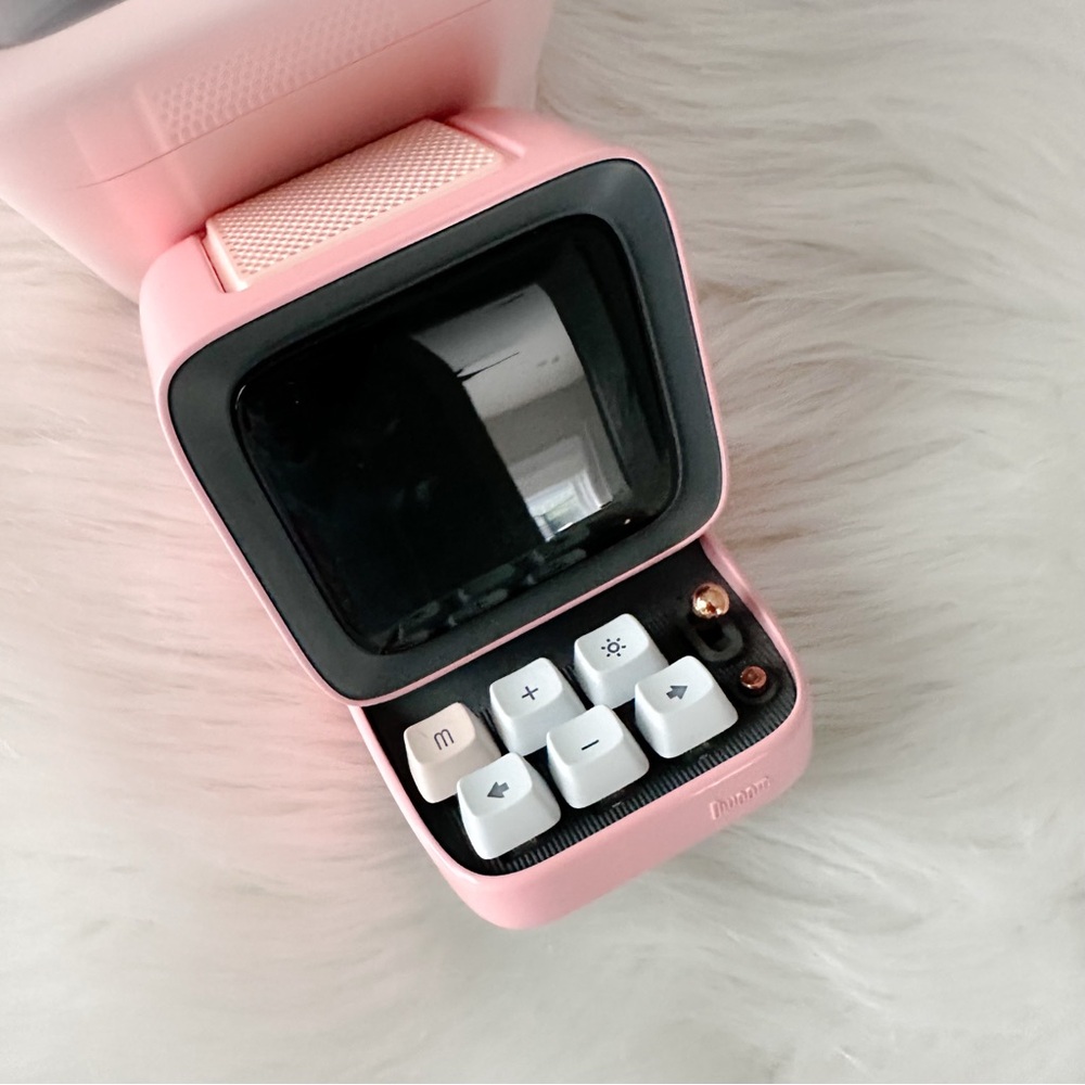 Divoom Ditoo Retro Pixel Art Game, Bluetooth Speaker, Alarm clock and more - Picture 7 of 9